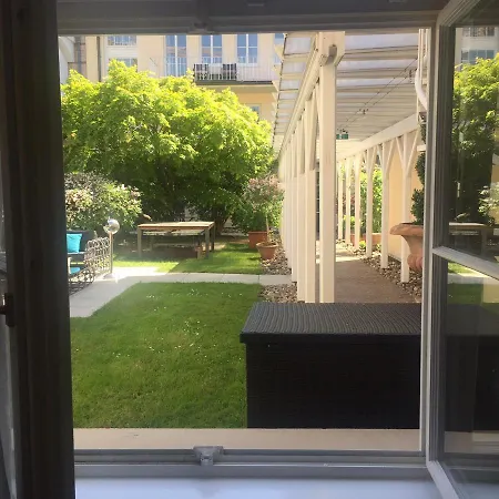 Living Am Carlsplatz